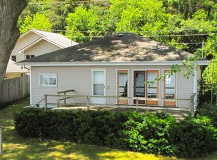 1214 N Eagle Lake Dr, Kalamazoo, MI 49009