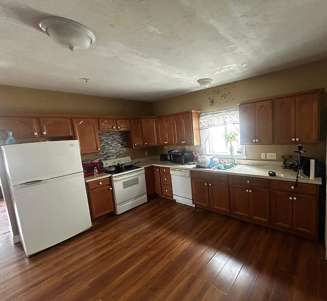 3 bed, 1056 sqft, $2,300 — Photo 2
