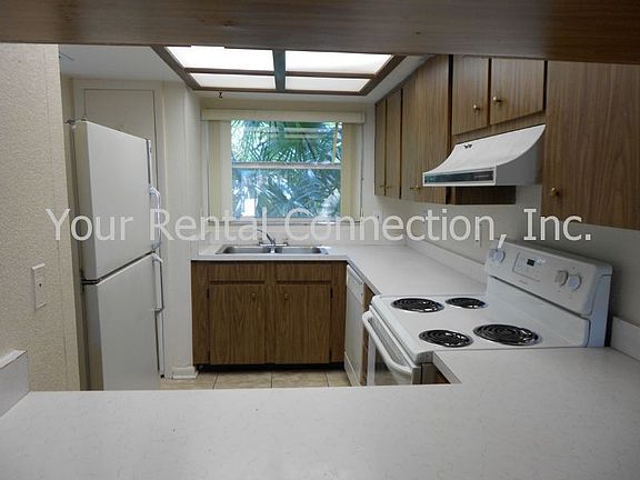 2nd image of 852 S Franklin Pl