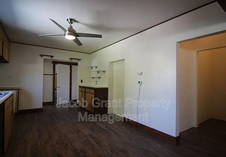380 Hill St — Photo 3