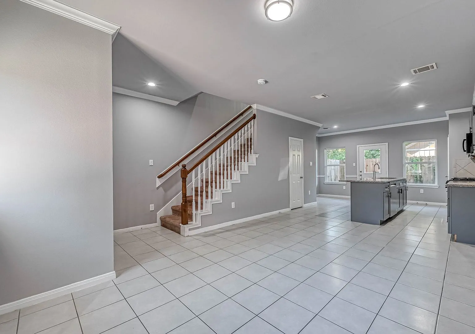 Beautiful 3-Bedroom Home with 2.5 Baths Near Downtown Houston & Major Highways — Photo 4