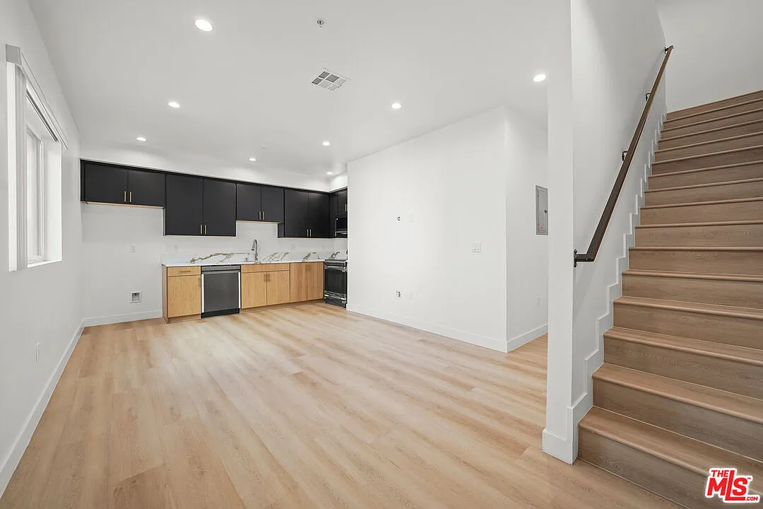 4 bed, 4.5 bath, 1950 sqft, $4,490 — Photo 2