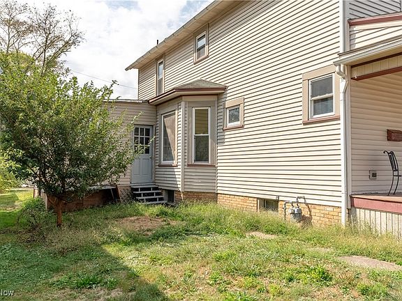 3rd image of 412 W 3rd St