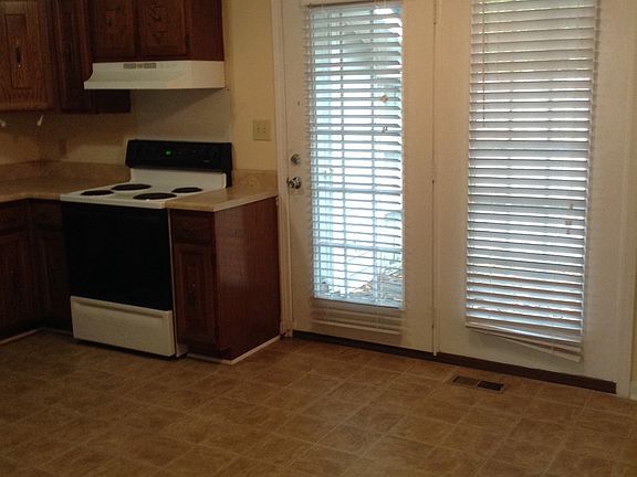 3rd image of 589 Countrytown Dr