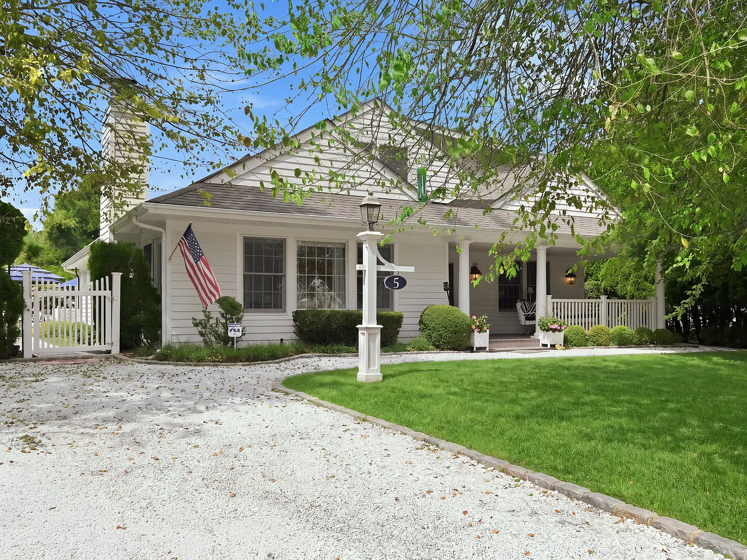 Beautifully Renovated Southampton Village 4 Bedroom Home — Photo 3