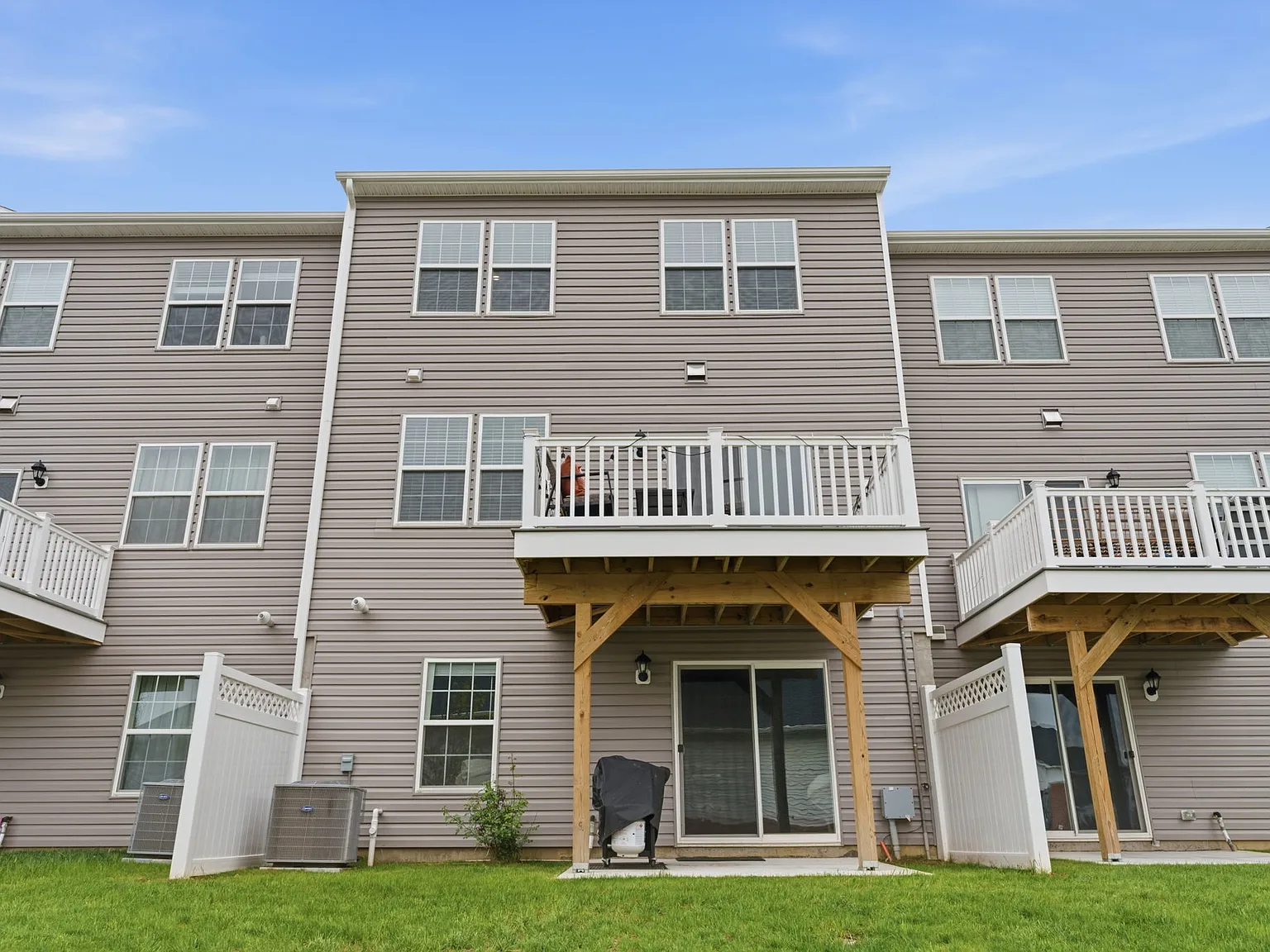 4 bed, 2.5 bath, 2642 sqft, $4,000 — Photo 2