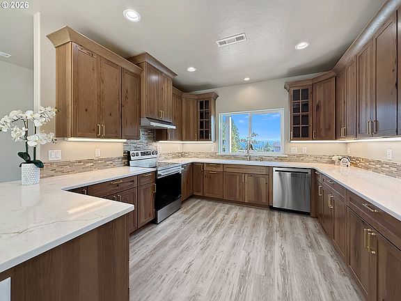 3rd image of 891 Joshua Ct