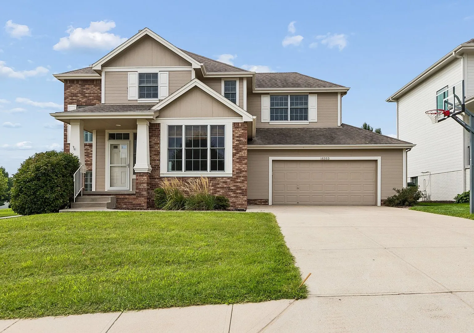 Gorgeous 4 Bedroom In The Grove!! — Photo 1