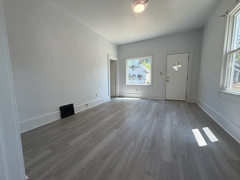 7009 Hecker Ave — Photo 6