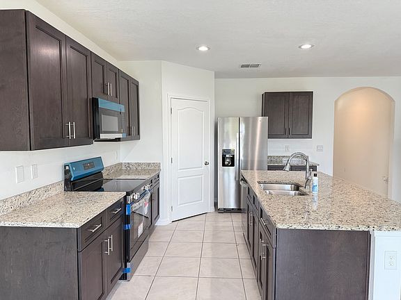 5th image of 500 Lily Ln