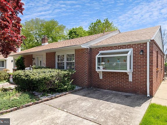 3rd image of 2702 Washington Ave