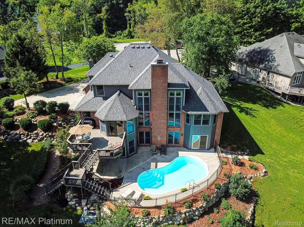 4841 Windswept Dr, Milford, MI 48380