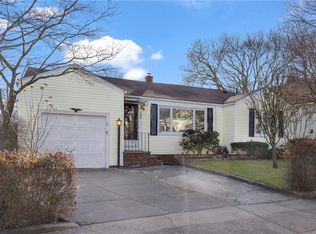 38 Rutherglen Ave, Providence, RI 02907
