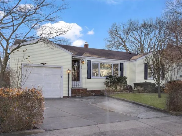 38 Rutherglen Ave, Providence, RI 02907