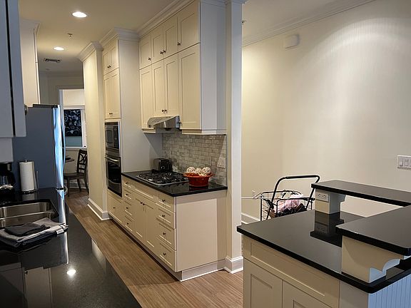 3rd image of 204-555 5th Ave S