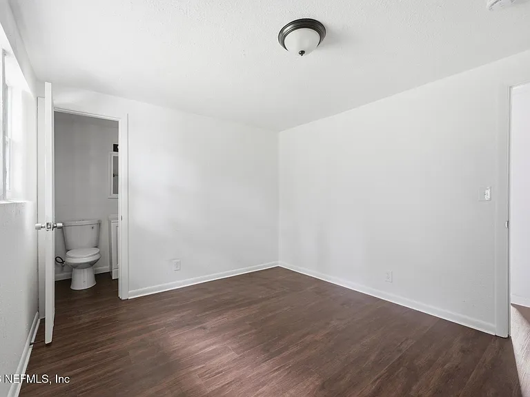5134 Moncrief Rd W — Photo 14