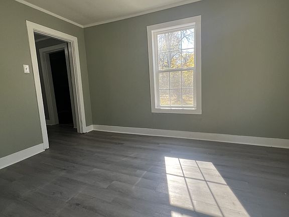 5th image of 411 Hyde Park Cir