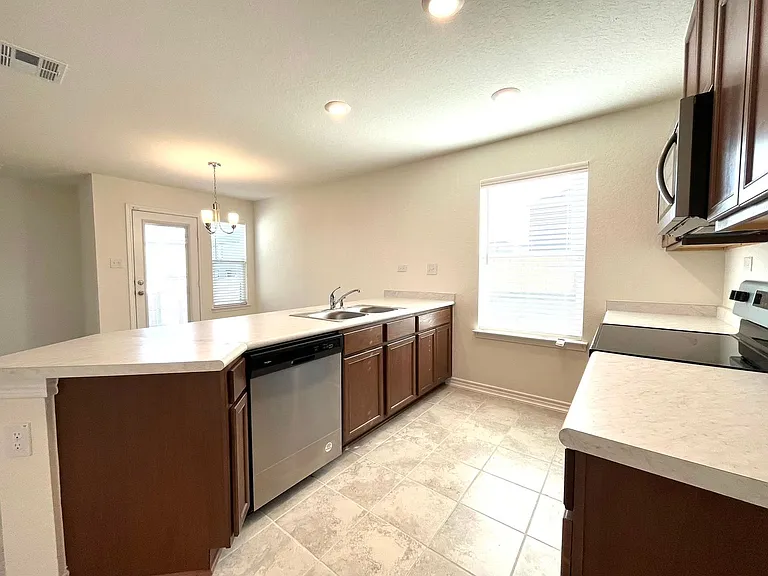8405 Amistad Cv — Photo 9