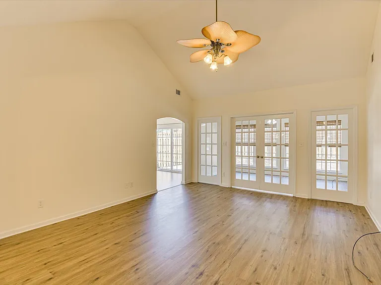443 Surrey Park Dr SE — Photo 6