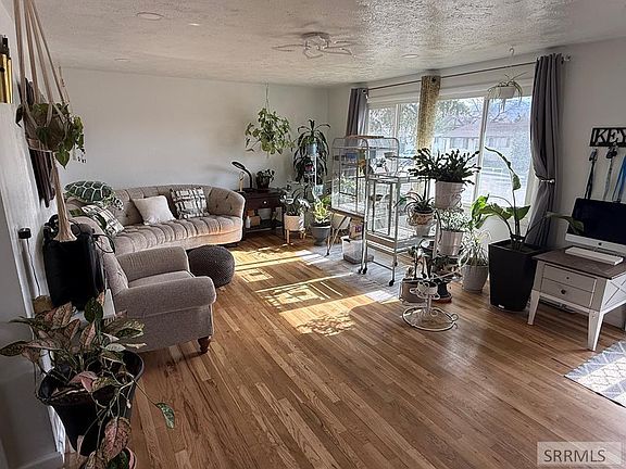 4th image of 1090 E Alameda Rd