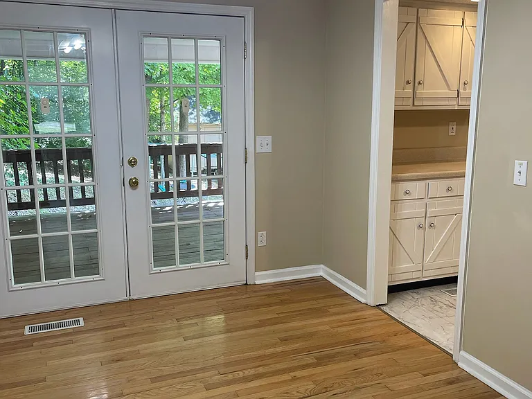 Diningroom, french doors & lrg deck!!