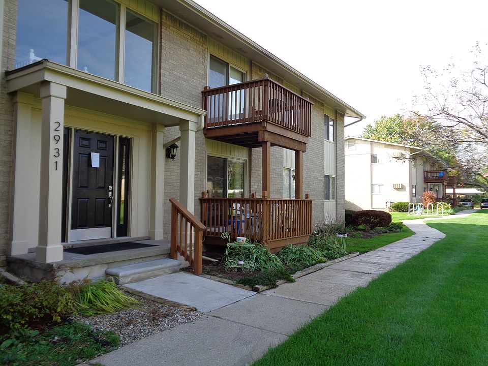 Ground floor unit with deck!