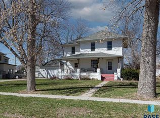 1004 3rd St, Garretson, SD 57030