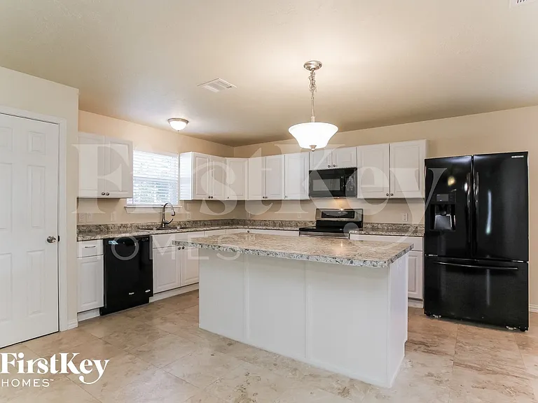 1011 Fairbanks Dr — Photo 4