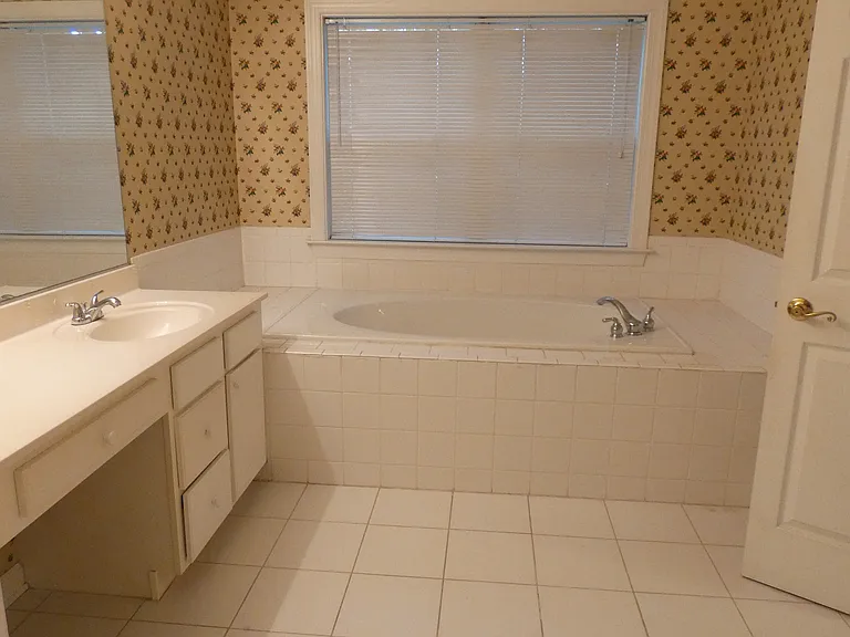 1203 Fairfax Woods Dr — Photo 19