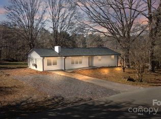 5520 Chestnut Dr, Hickory, NC 28602