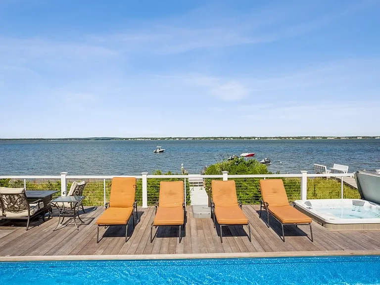 676 Dune Rd — Photo 17