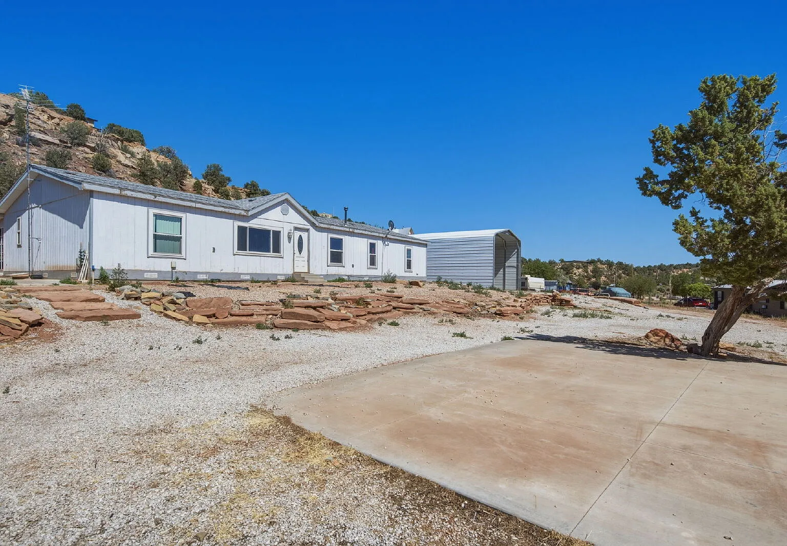 5 bed, 2.0 bath, 2332 sqft, $3,000 — Photo 2