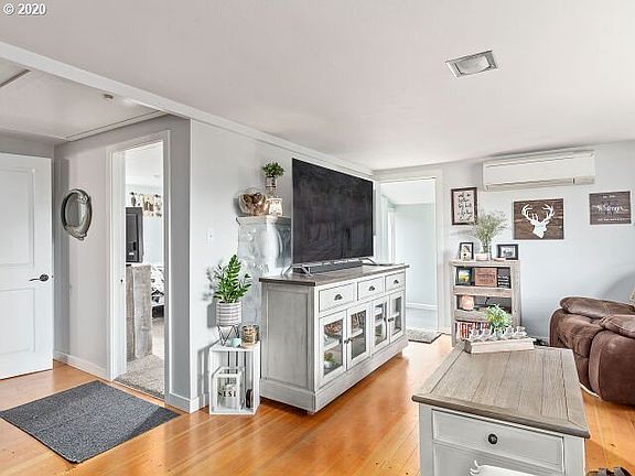 4th image of 1565 NW 31st Pl