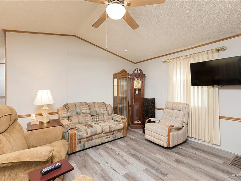 405 Cory Dr — Photo 3