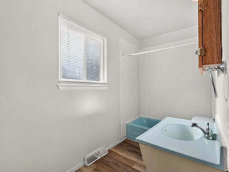 225 Flora Dr — Photo 8
