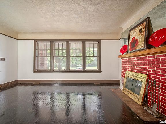 3rd image of 3970 Helen St