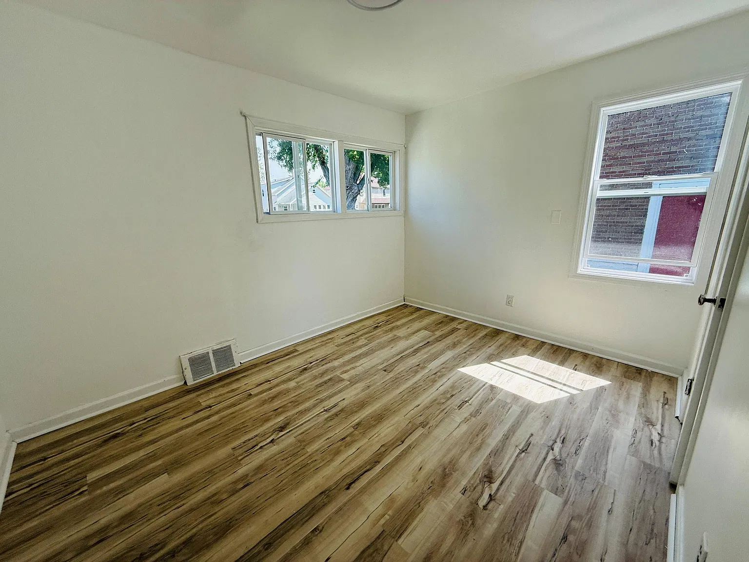 3 bed, 1.0 bath, 865 sqft, $1,500 — Photo 3