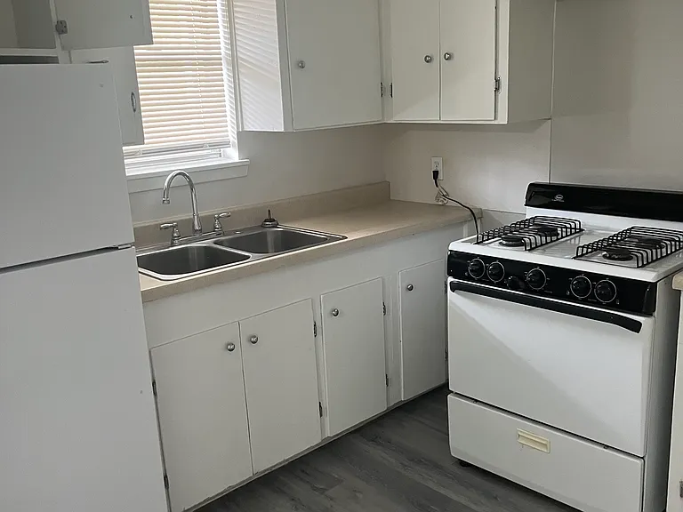 2048 Harvard St — Photo 2
