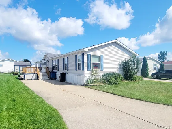 384 Hunt Club Dr, Grand Blanc, MI 48439