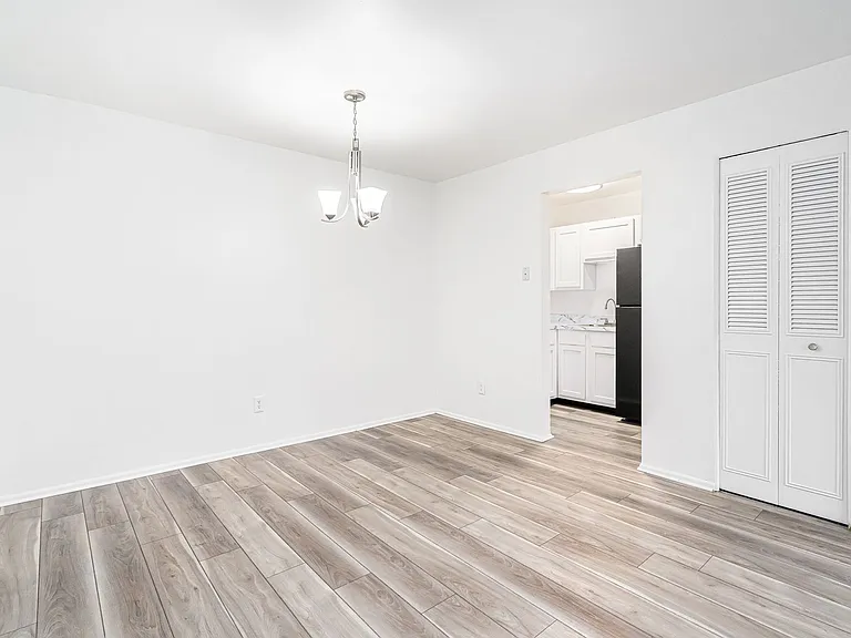 Lindsay Court Apartments — Photo 10