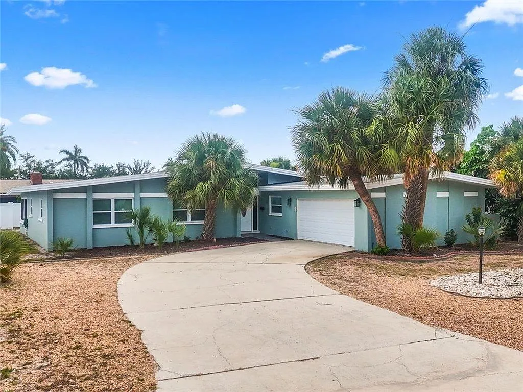 4 bed, 2.5 bath, 2100 sqft, $3,900 — Photo 1
