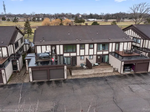 1023 Country Club Dr, Saint Clair Shores, MI 48082