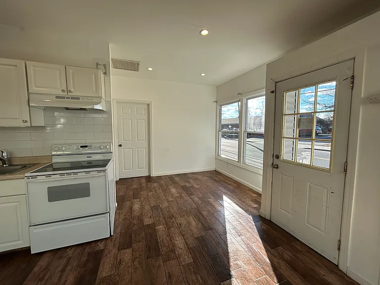 5 Mastic Rd — Photo 2