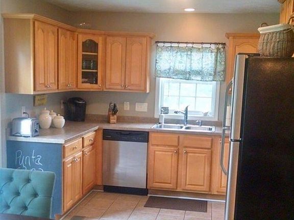 2nd image of 576 Colonial Hills Dr