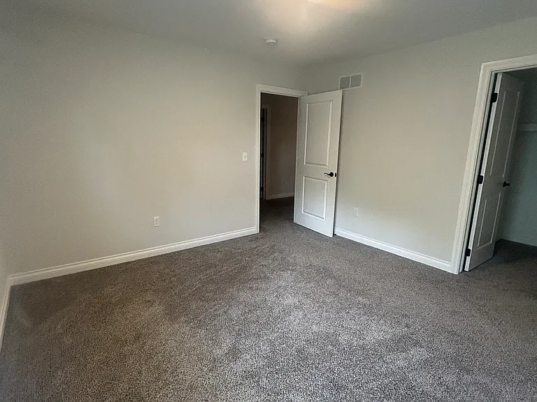 2323 E Maple Rd — Photo 18