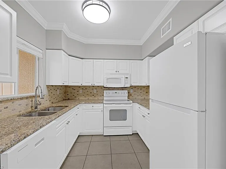 4172 Castilla Cir #101 — Photo 11
