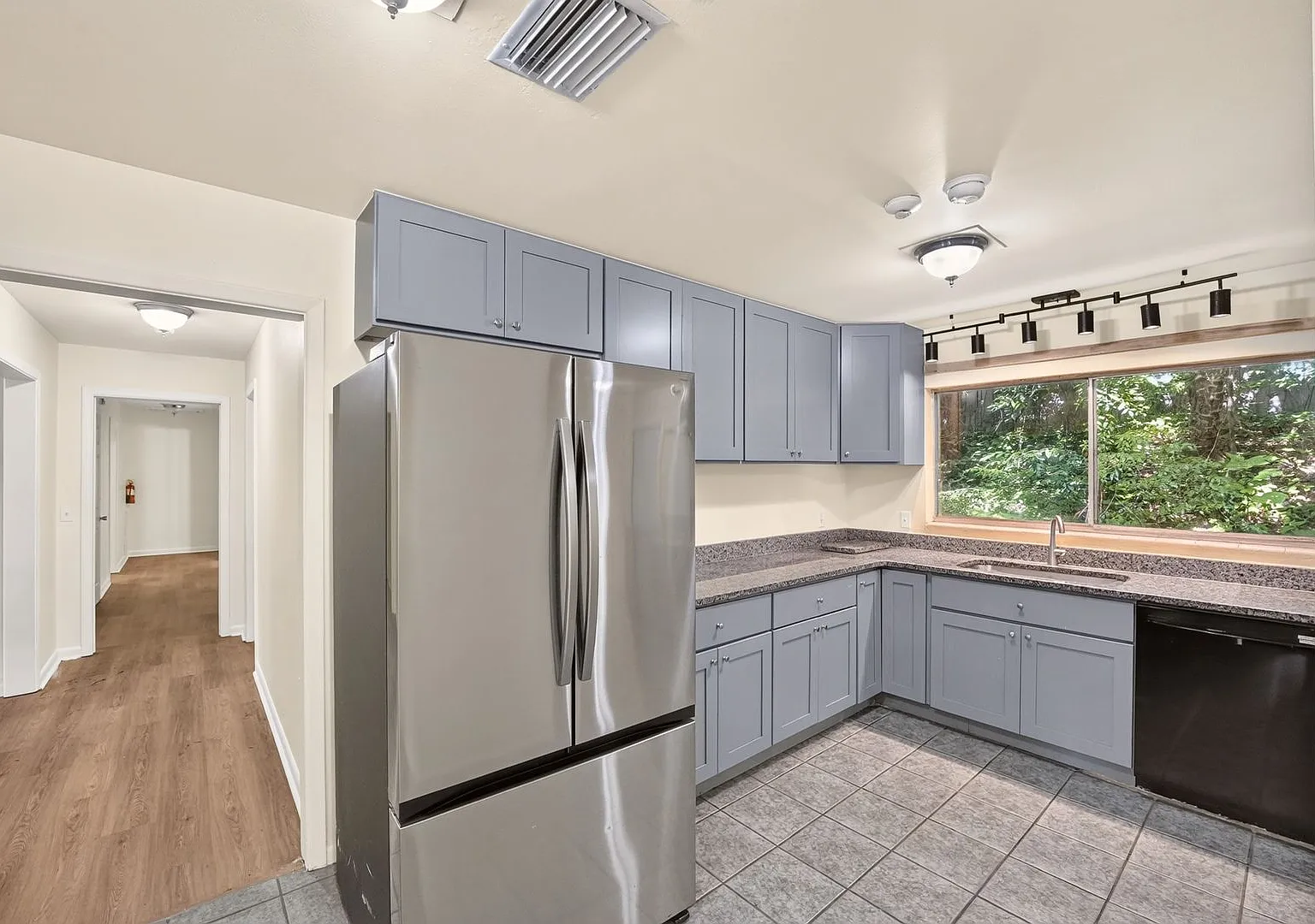 Large 9 Bedroom House In Walking Distance to Sorority Row — Photo 4