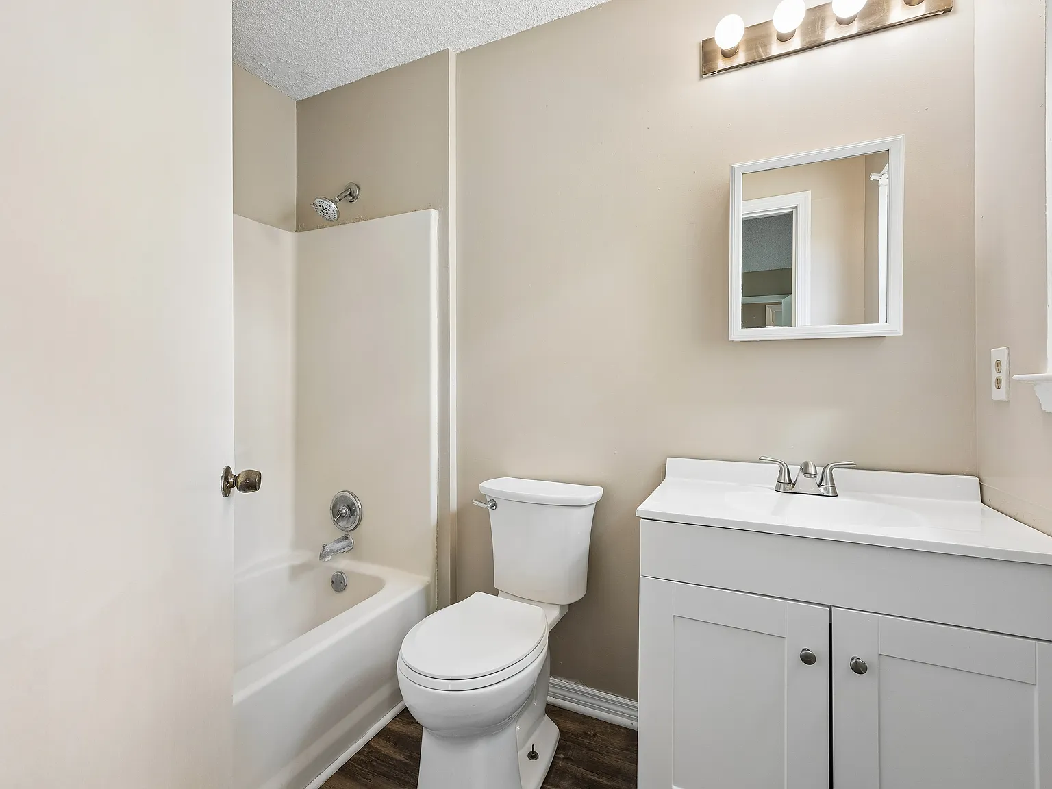 3 bed, 1.5 bath, 1020 sqft, $1,600 — Photo 4