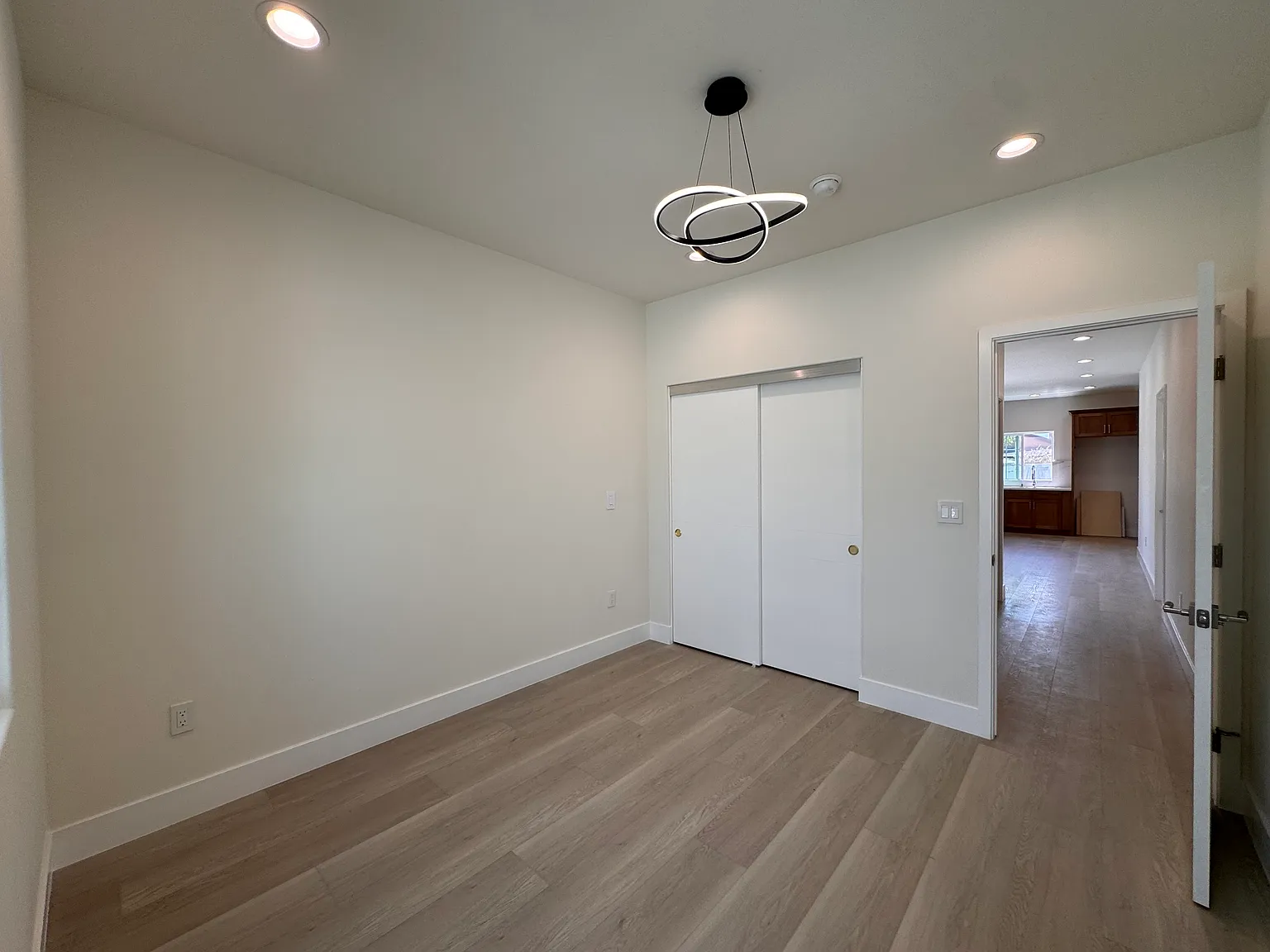 3 bed, 1000 sqft, $3,700 — Photo 2