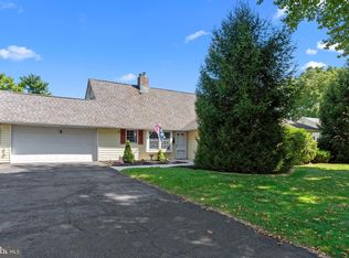 41 Spicebush Rd, Levittown, PA 19056